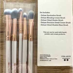 Crown beauty "All Eyes On You"
5 pc Luxe Brush Set